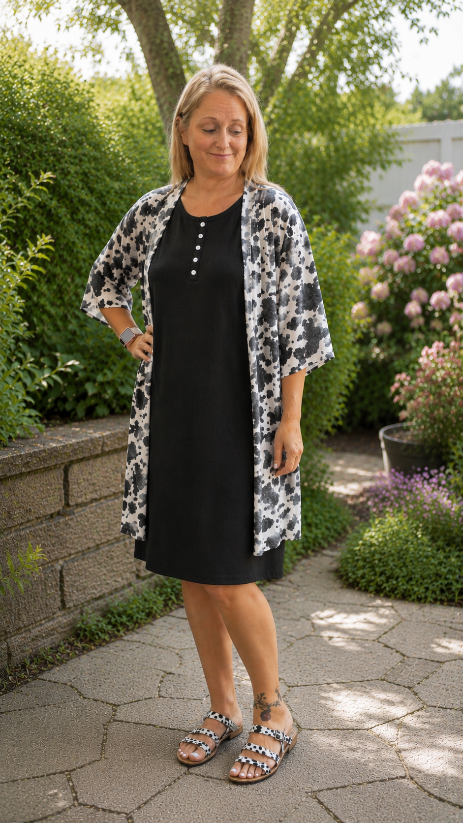 SHORT SLEEVE BLACK DRESS WITH BUTTON DETAIL AND POCKETS